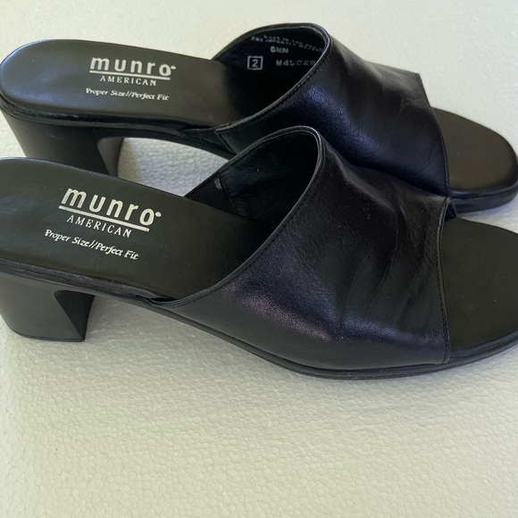 MUNRO American black leather slide sandals  women’s size 6.5 Narrow - Picture 2 of 7